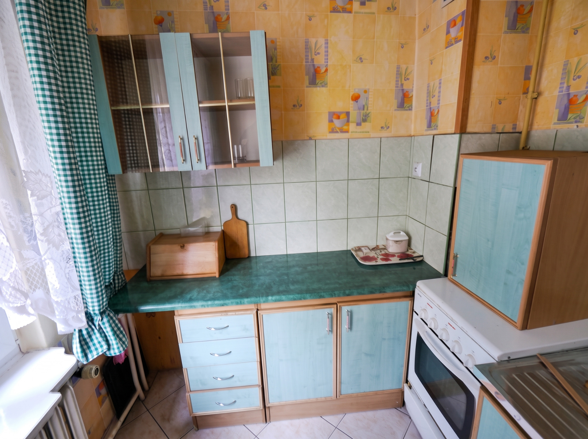 Kuchnia z szafkami, blatem i kuchenką